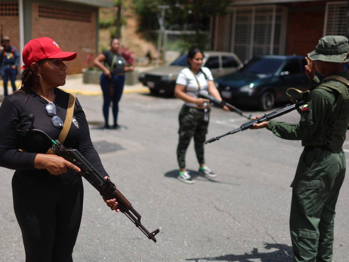 Hasta señoras aprenden a usar armas en comunidades de Caracas, Venezuela