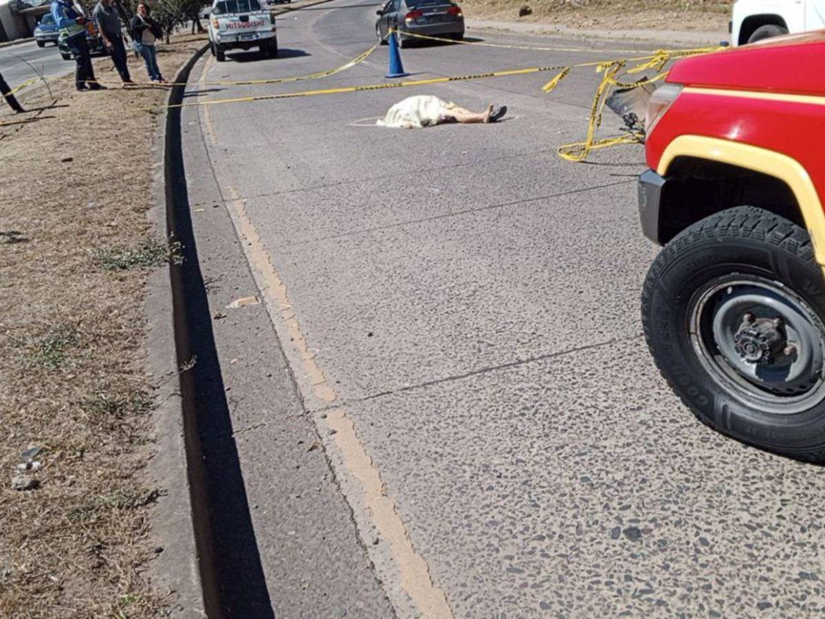A pocos metros del puente peatonal murió arrollada señora en el anillo periférico