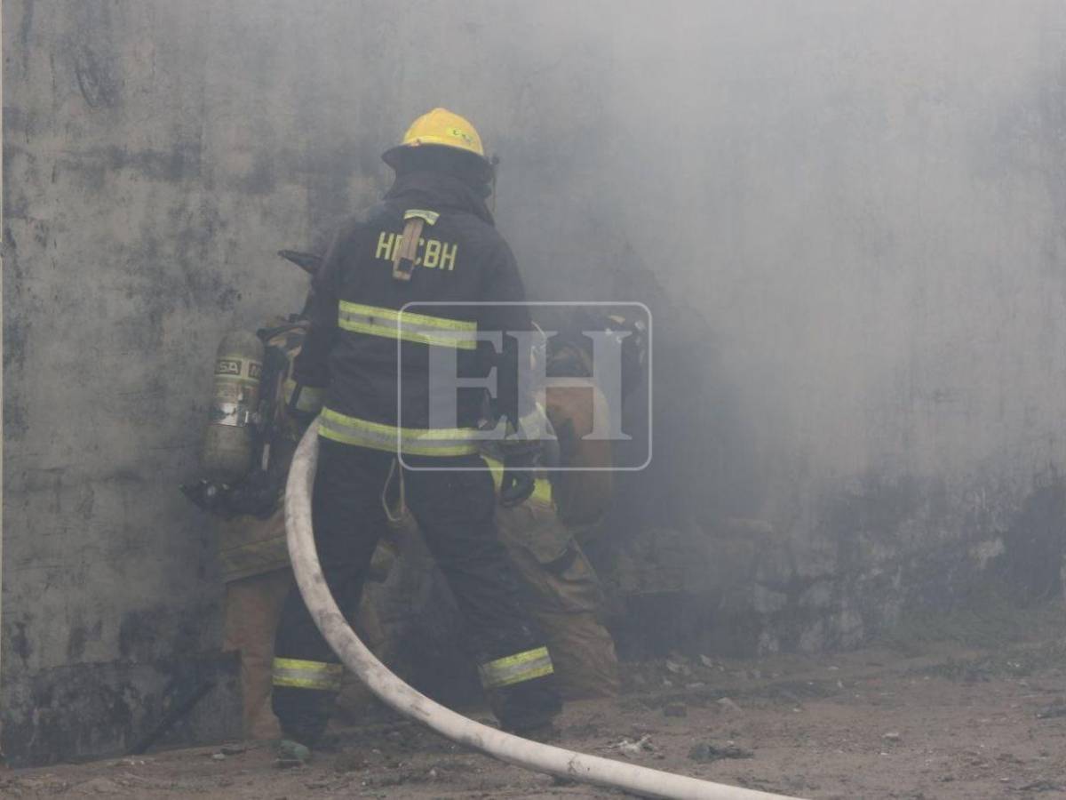 Rompiendo paredes: bomberos siguen buscando a desaparecidos en bodega del anillo periférico
