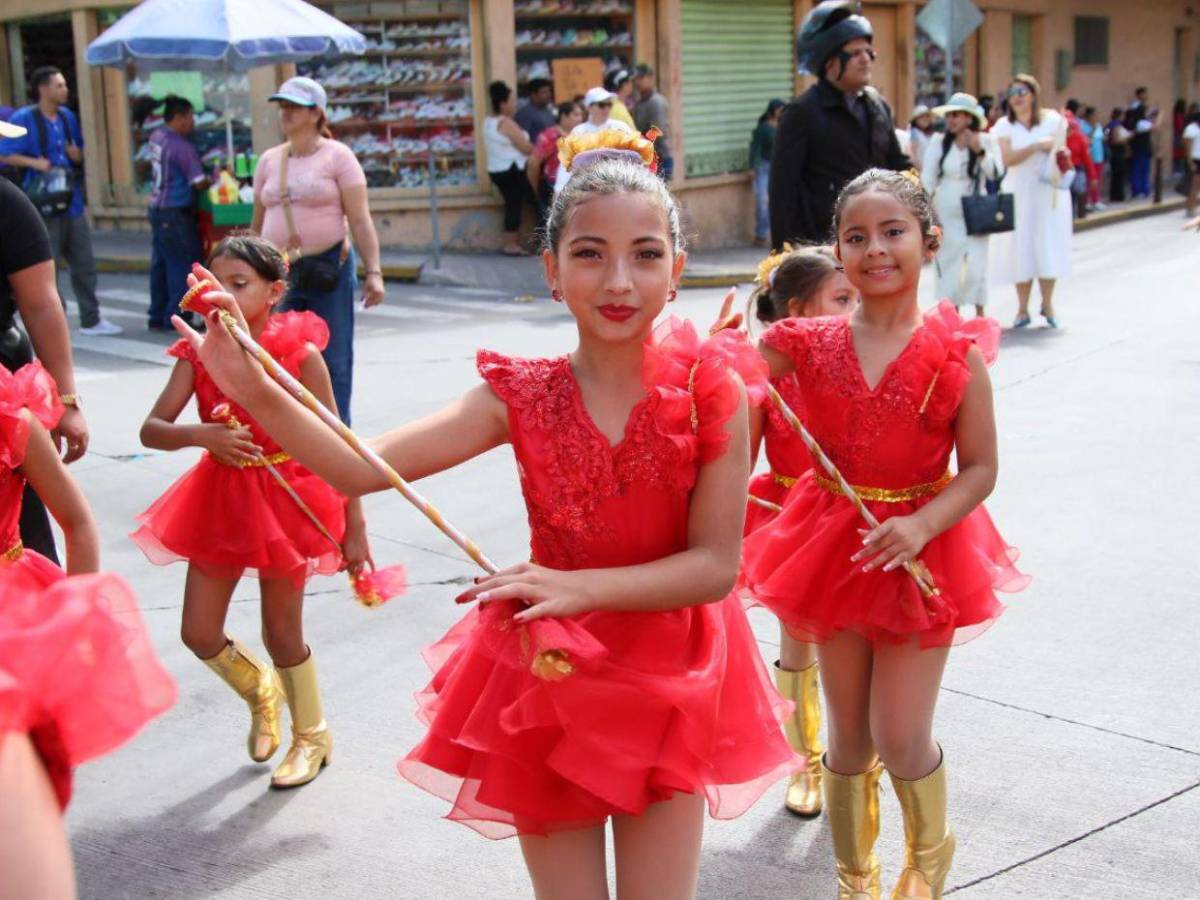 Las bellas palillonas y pomponeras que amenizaron los desfiles de educación básica 2025