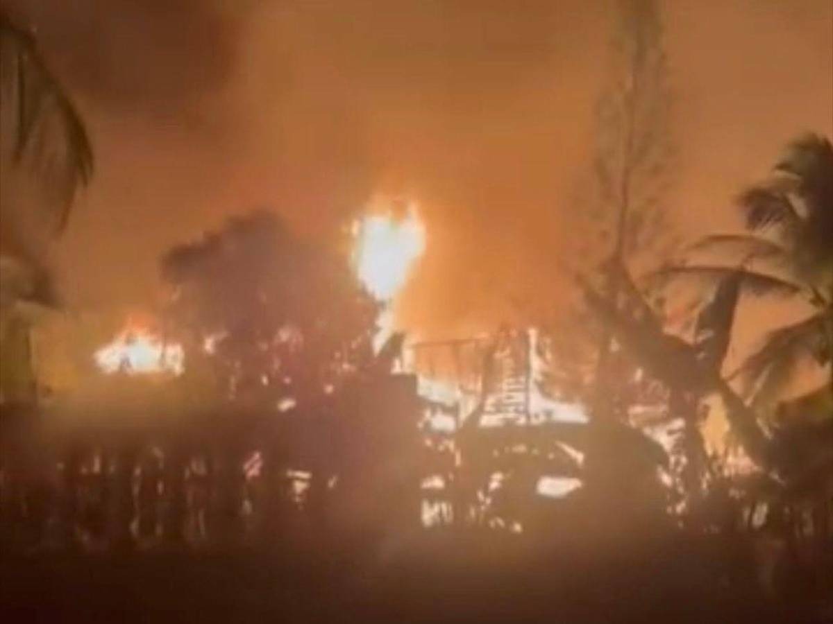En fotos: el alcance de los daños a viviendas por potente incendio en Guanaja