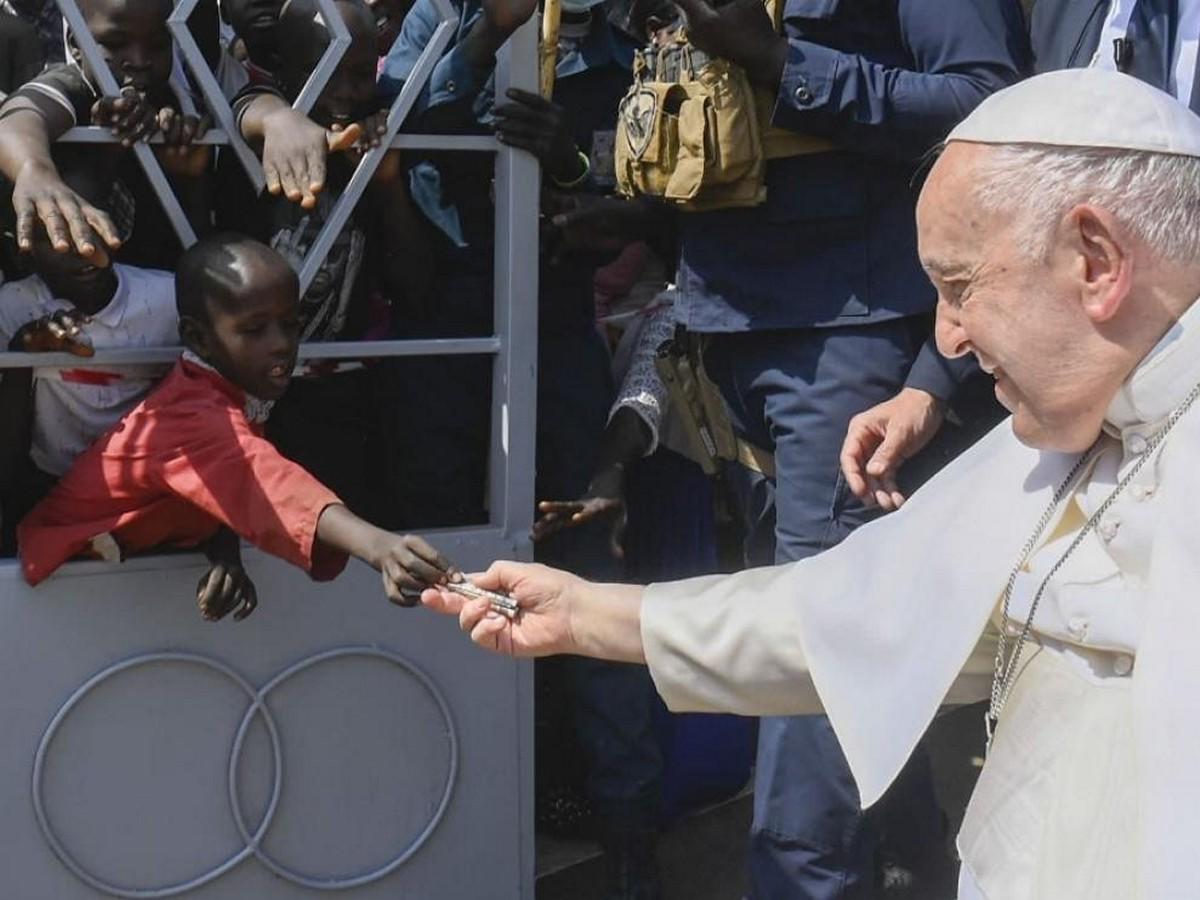 Niño entrega limosna al papa Francisco en Sudán y su imagen se vuelve viral