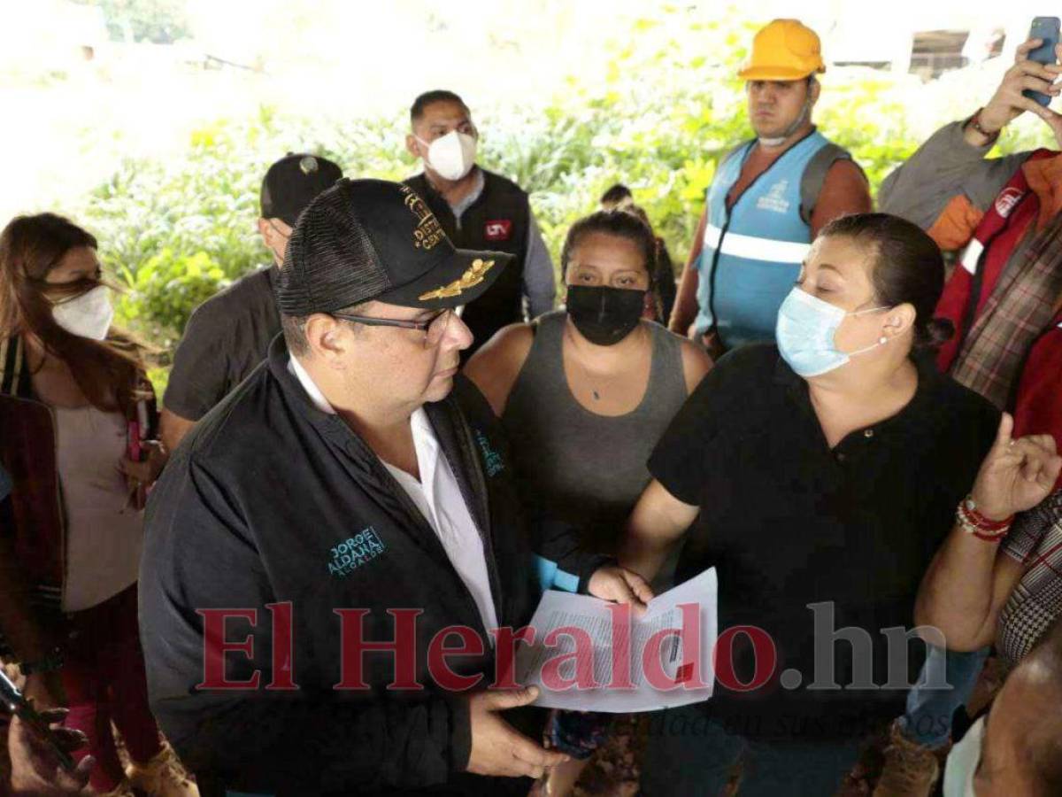 El alcalde capitalino Jorge Aldana realizó un recorrido por la ciudad para supervisar las evacuaciones preventivas y los niveles de las represas de la ciudad.