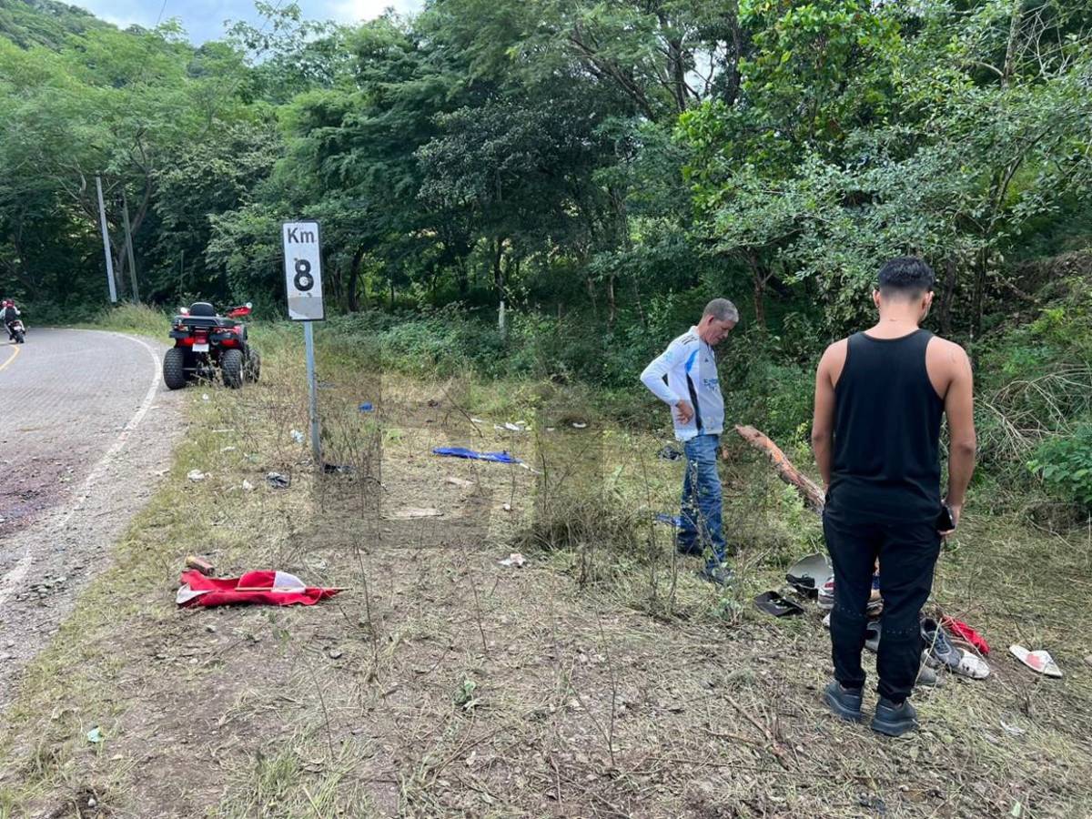 Zapatos, banderas y vidas destrozadas, evidencias en sitio del accidente en Santa Bárbara