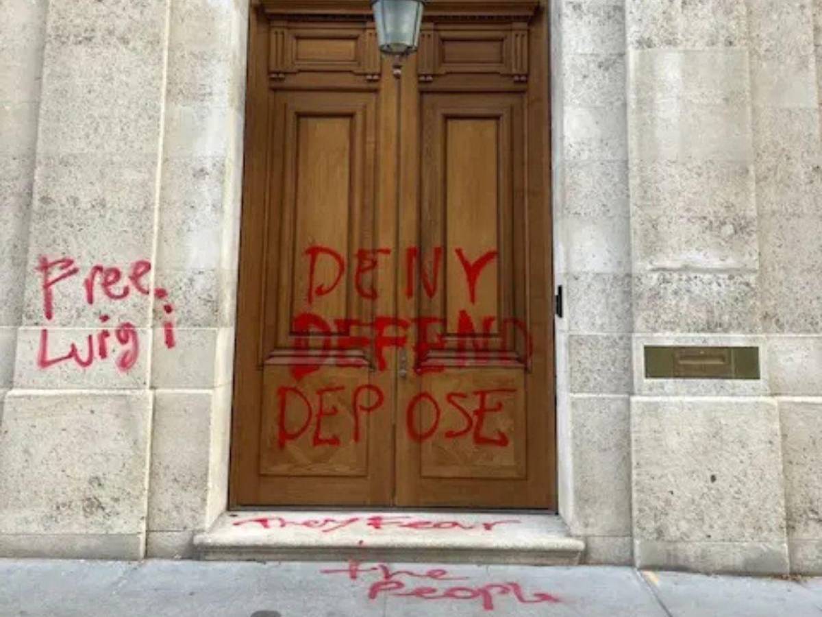 Vandalizan mansión de Jeffrey Epstein con mensajes de apoyo a Luigi Mangione Vandalizan mansión de Jeffrey Epstein con mensajes de apoyo a Luigi Mangione