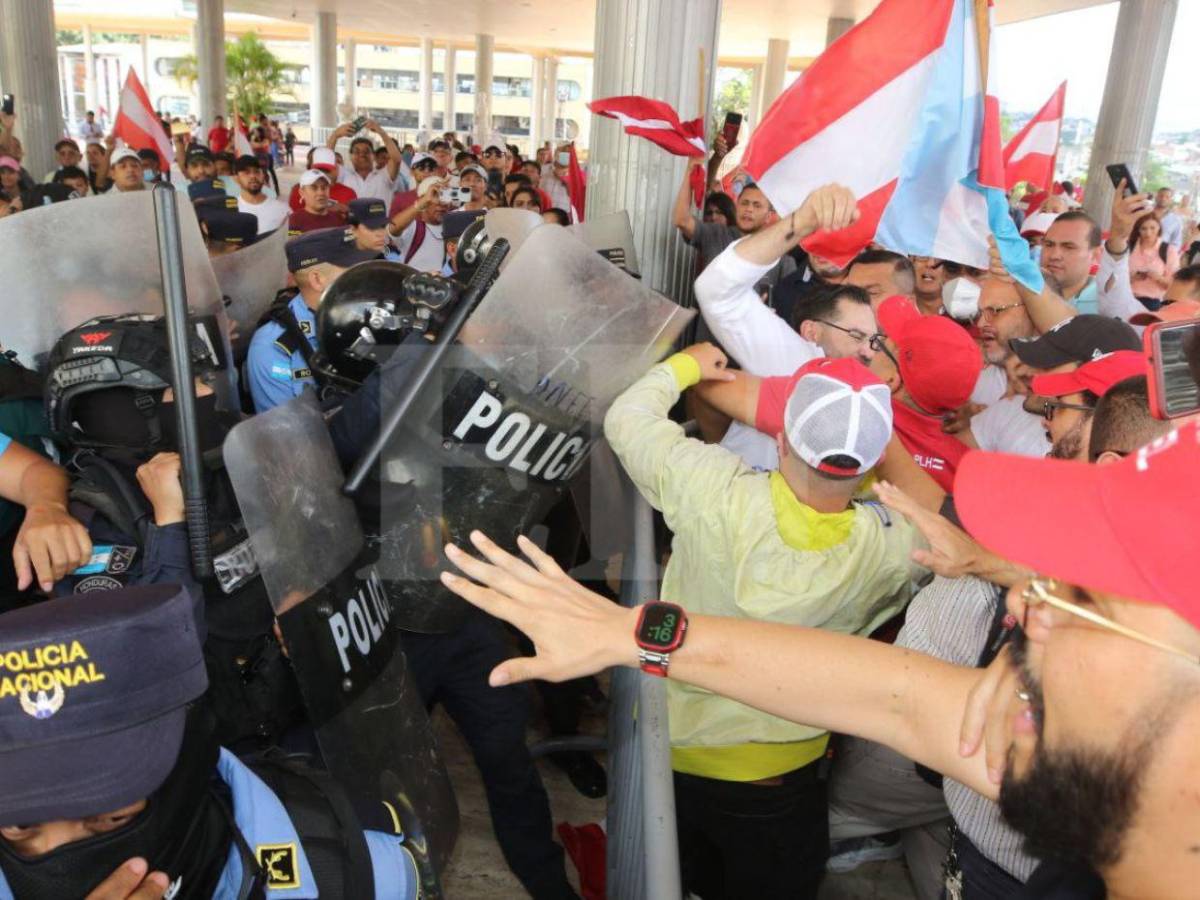 En fotos: así fue la agresión de policías y seguridad privada hacia liberales en el Congreso