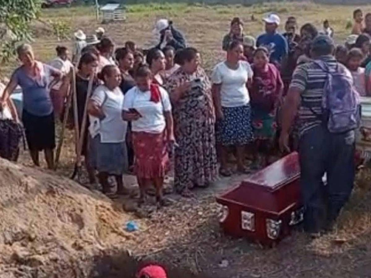 Sepultan a las primeras 13 víctimas de masacre en finca de Rigores, Trujillo