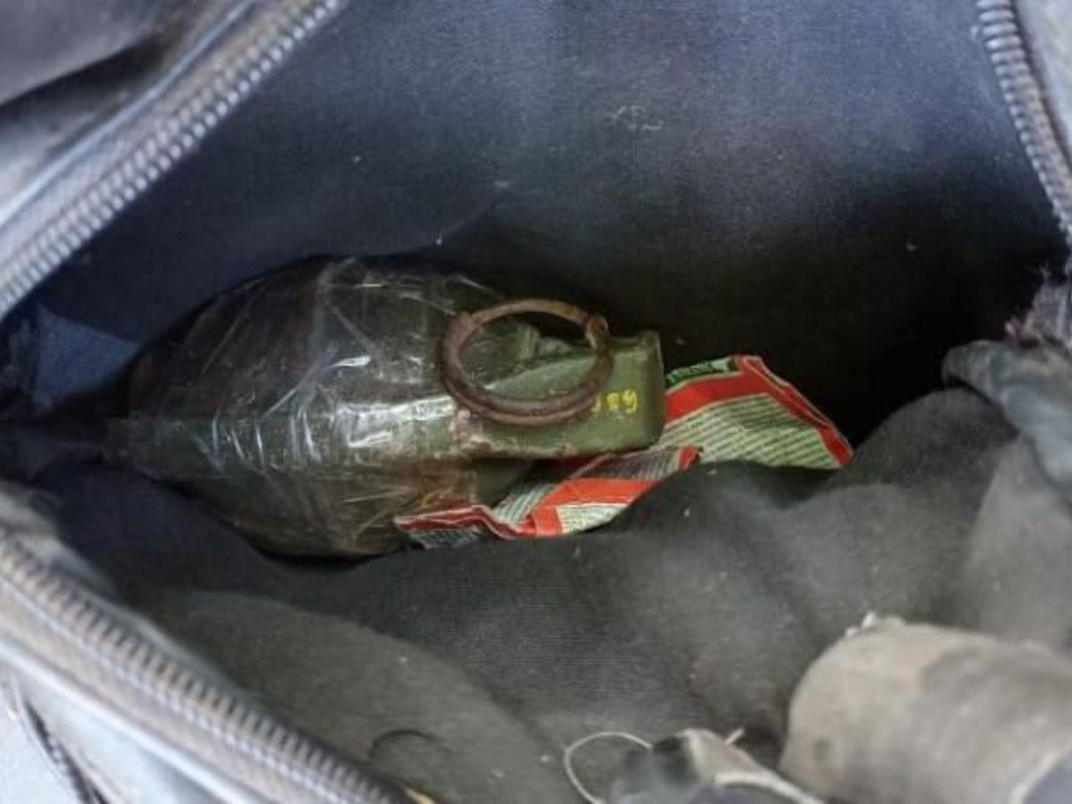 Dentro de una especie de bolso se ubicó una granada de fragmentación.