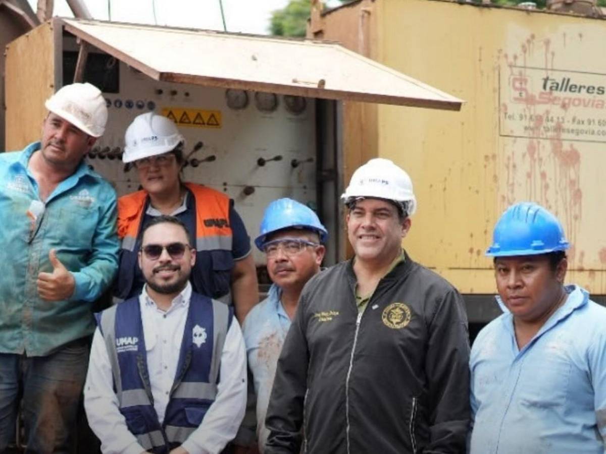 El momento en que brotó el agua durante perforación de pozo en el Distrito Central