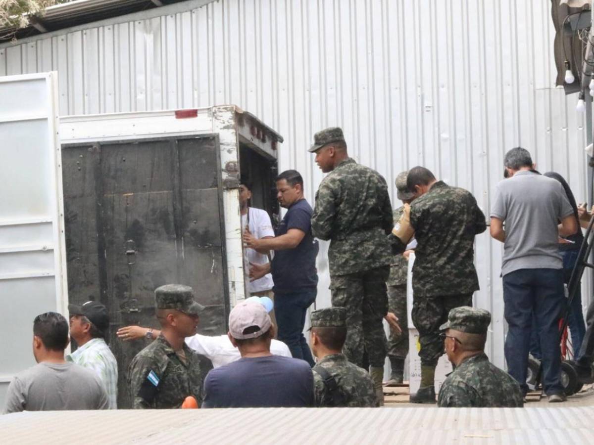 Inicia la esperada descarga de maletas electorales en Centro Logístico del CNE