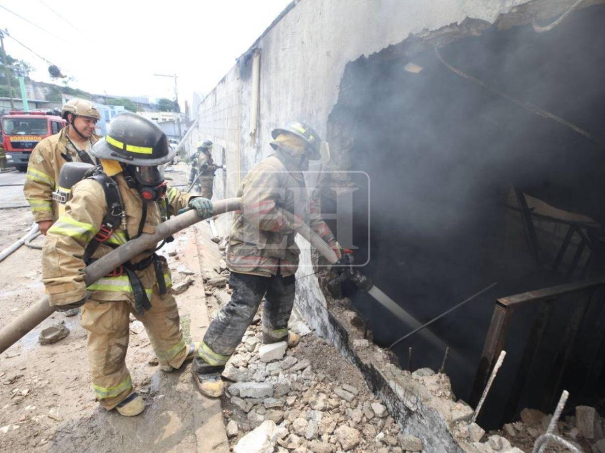 Rompiendo paredes: bomberos siguen buscando a desaparecidos en bodega del anillo periférico