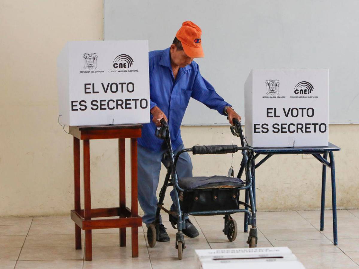 Ecuador vota hoy entre palmas, estado de excepción y ley seca