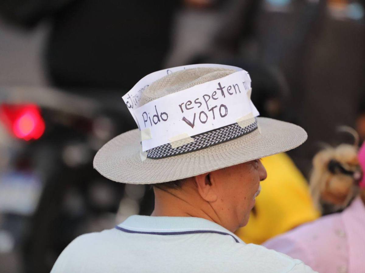 Jorge Aldana monta un campamento en defensa del voto frente al Infop