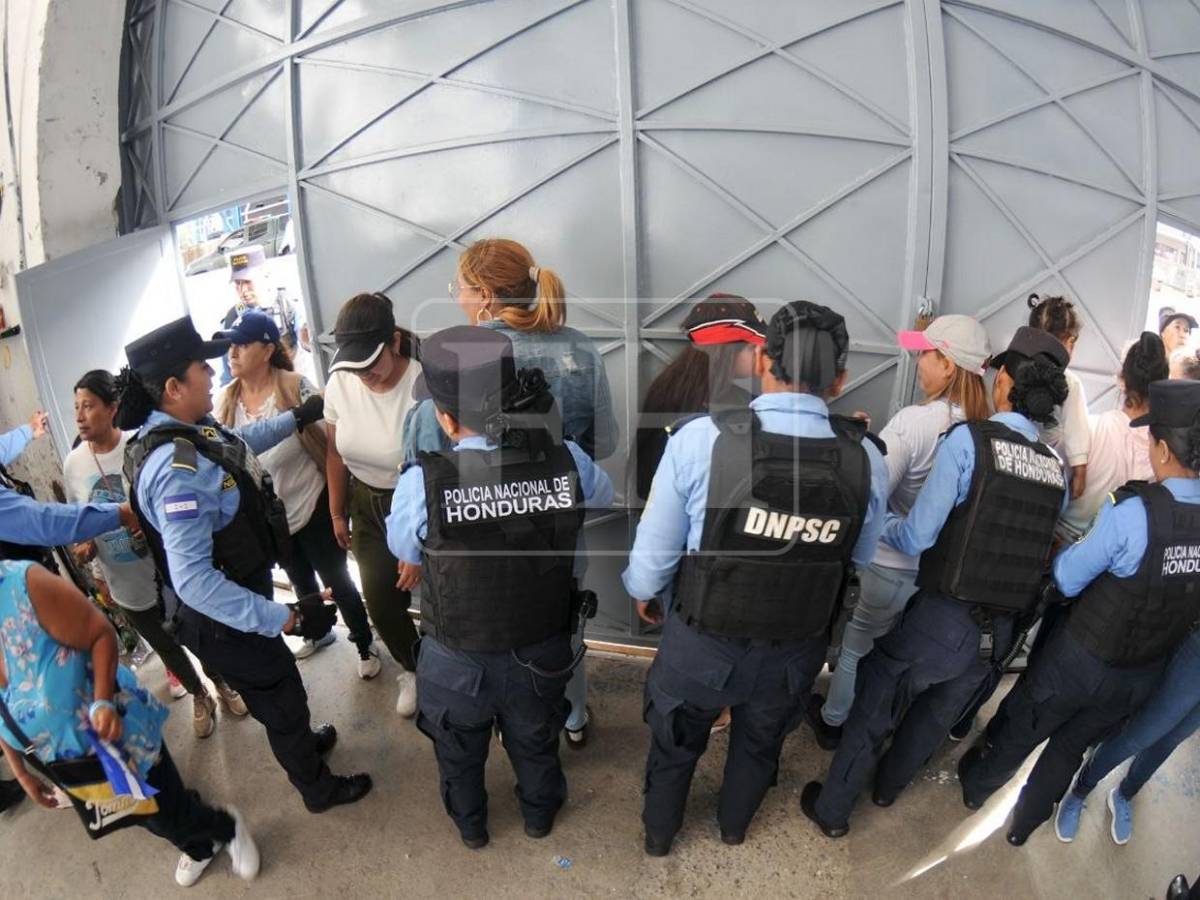 Anillos de seguridad dentro y fuera del estadio resguardan desfiles patrios