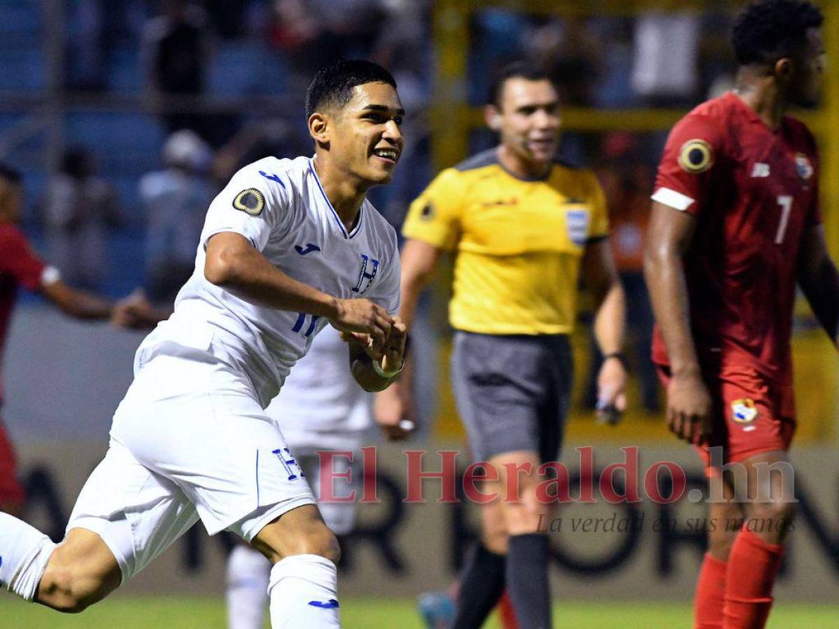 Aceituno celebrando uno de los dos goles del triunfo 2-1 sobre Panamá.