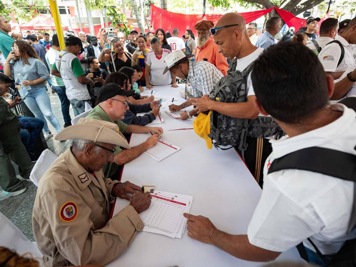 Maduro realiza alistamiento de milicia civil por presencia militar de EEUU en el Caribe
