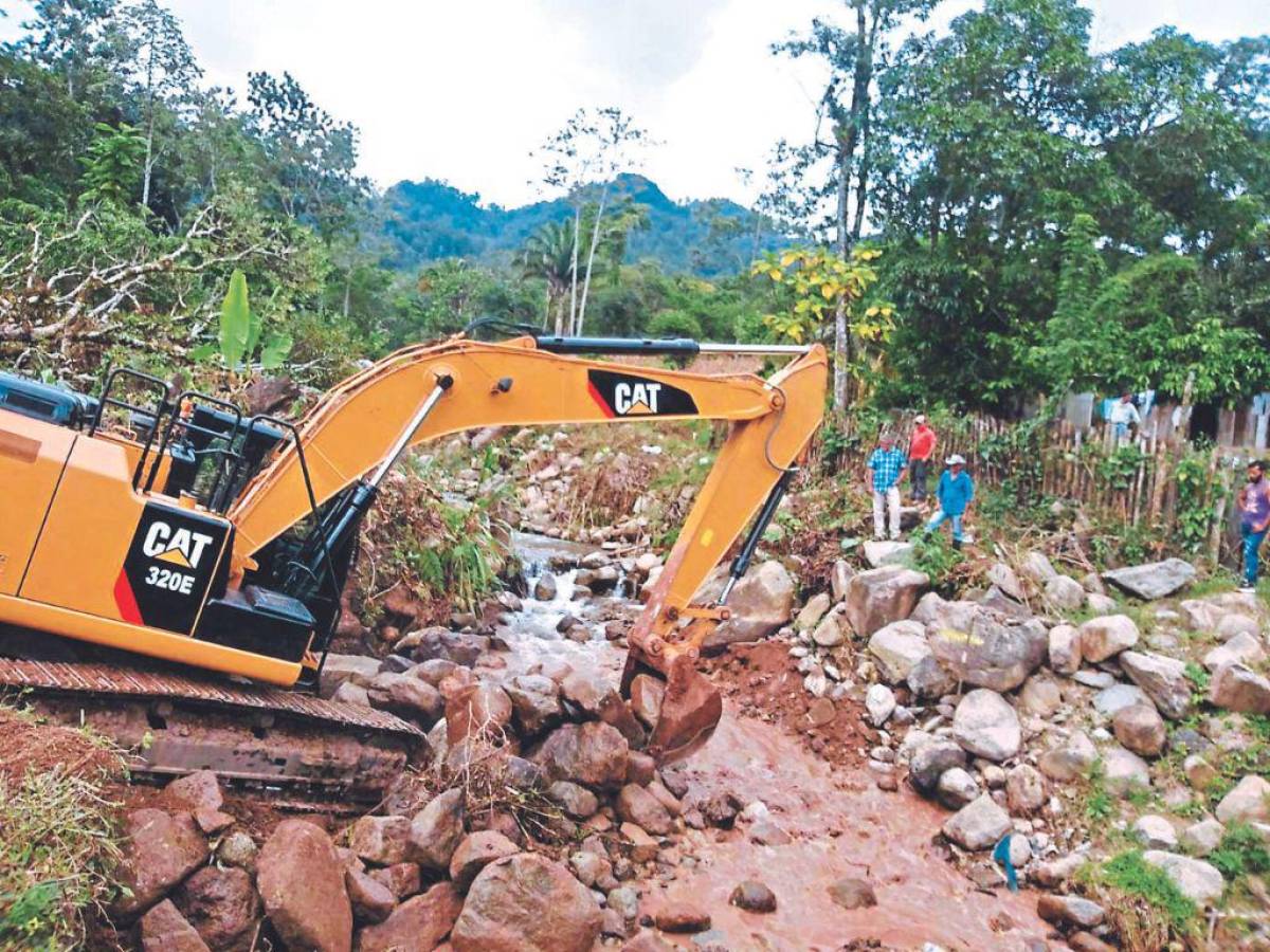 Alcaldía de Ilama y comunidad trabajan conjuntamente para dragar la quebrada Matacaballos.