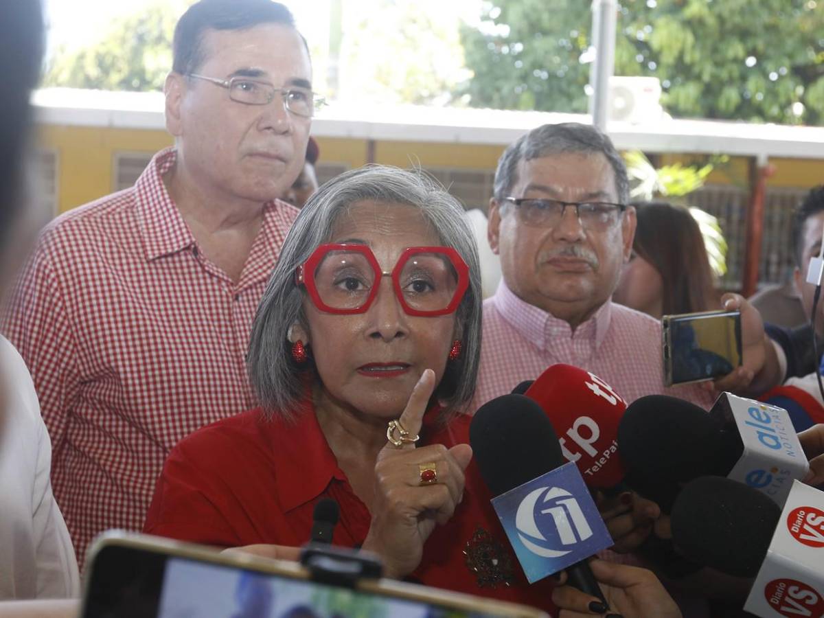 Precandidata liberal Maribel Espinoza vota y culpa a FF AA por retraso en urnas