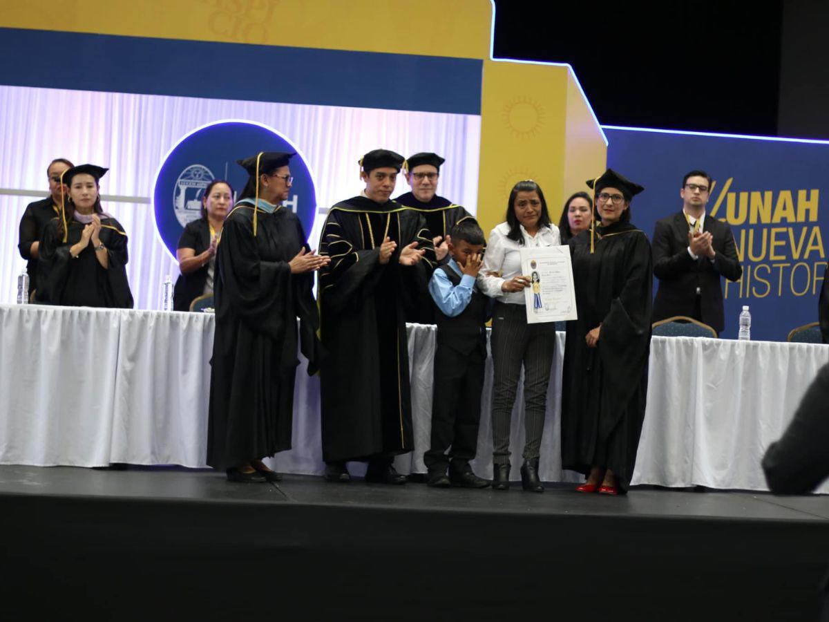 Su madre y su hijo recibieron el título en su nombre, en un momento cargado de emociones y solidaridad de la comunidad universitaria.