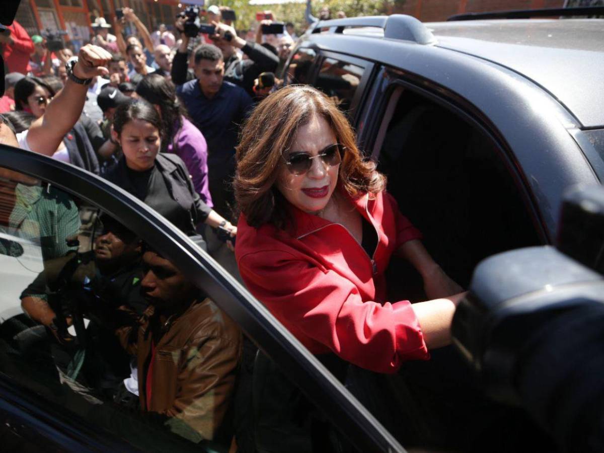 Rixi Moncada vota en medio de un caos en las elecciones primarias