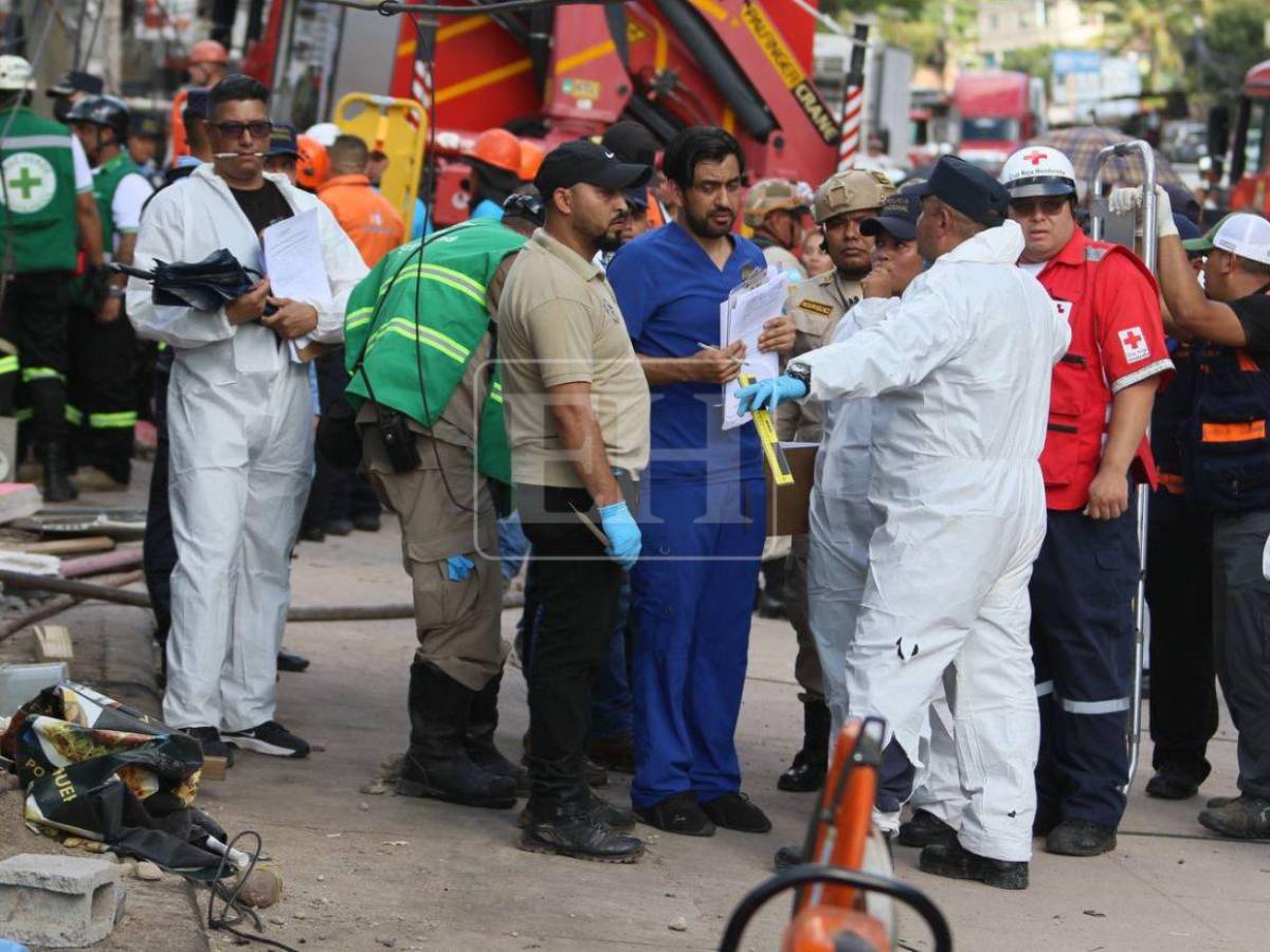 Comienzan a retirar los cuerpos de las víctimas del accidente en Villa Nueva