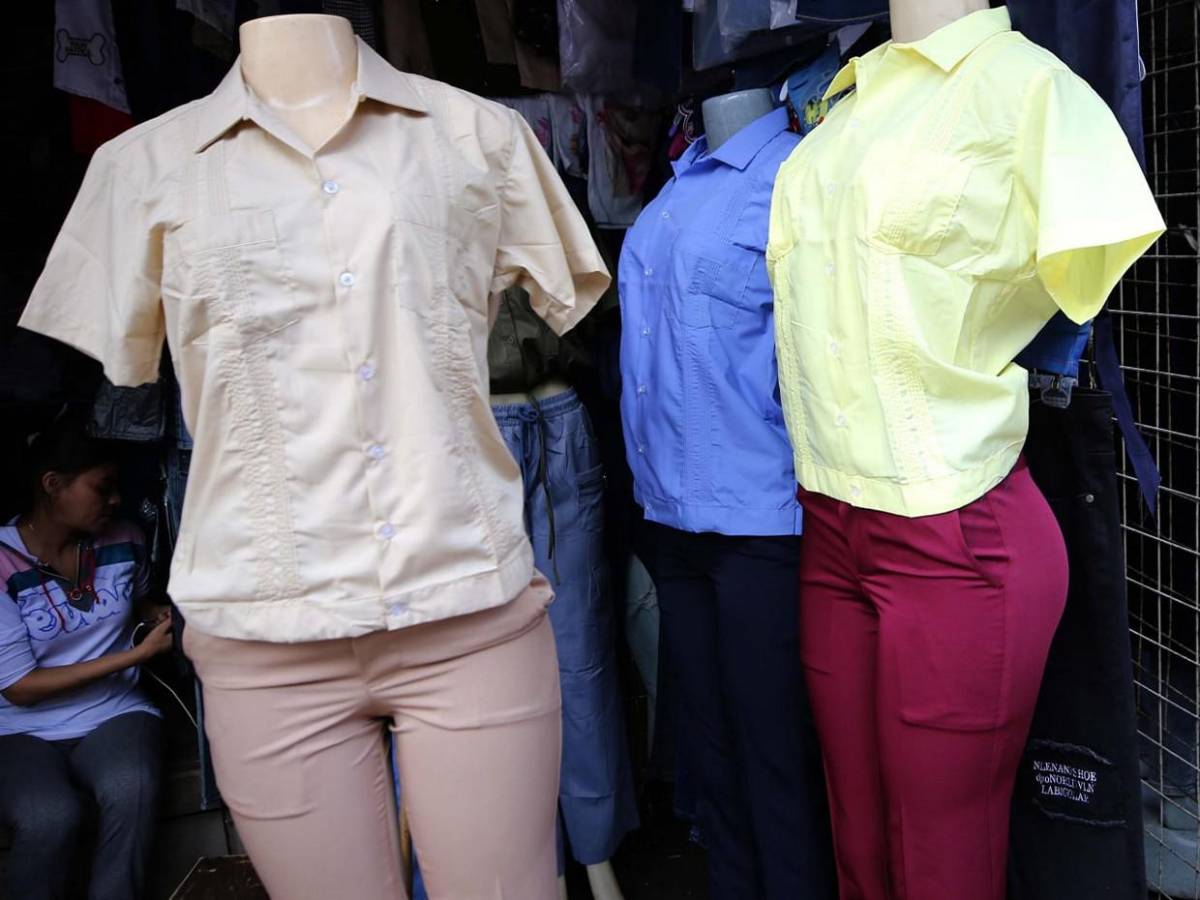 Uniformes y útiles escolares inundan mercados de Comayagüela a días del retorno a clases