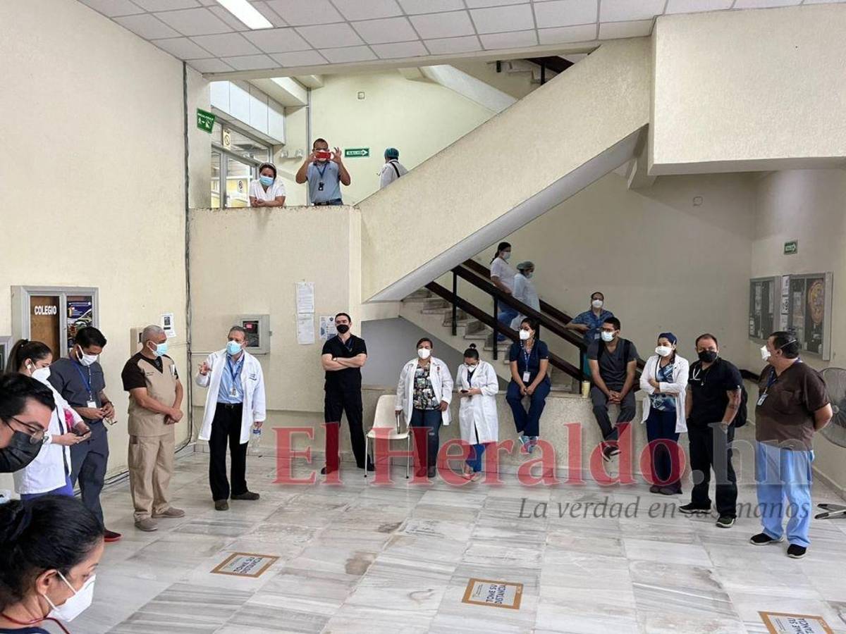 Médicos del Hospital Mario Catarino Rivas paran labores por falta de pago