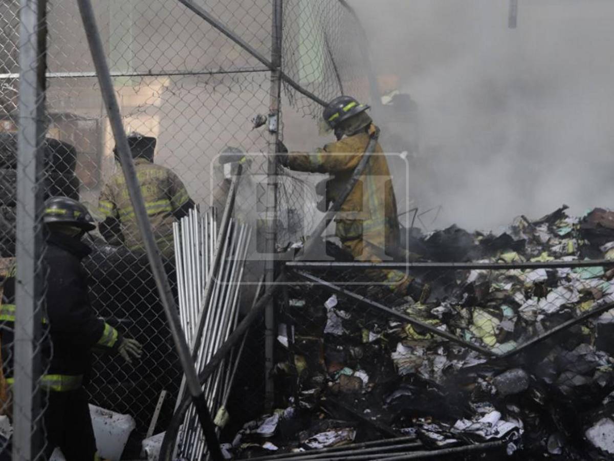 Incendio consume bodega de Migración en colonia Quezada, cerca del Juana Laínez