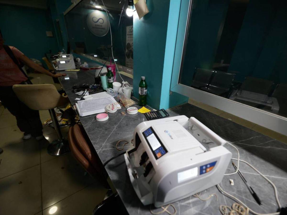 En el techo de oficina de Iván Velásquez hallan 1.8 millones de lempiras