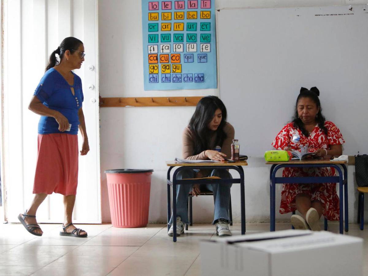 Ecuador vota hoy entre palmas, estado de excepción y ley seca