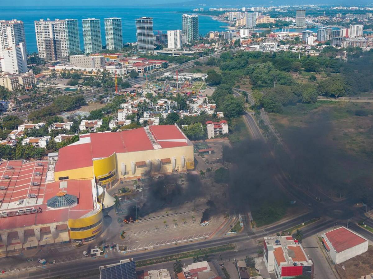 El caos que vivió por 12 horas Puerto Vallarta tras caída de El Mencho