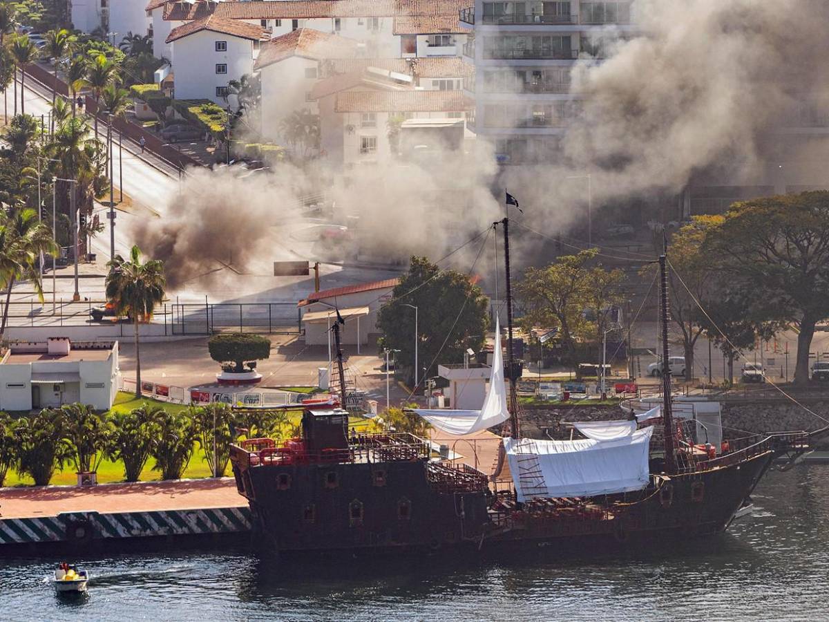 El caos que vivió por 12 horas Puerto Vallarta tras caída de El Mencho