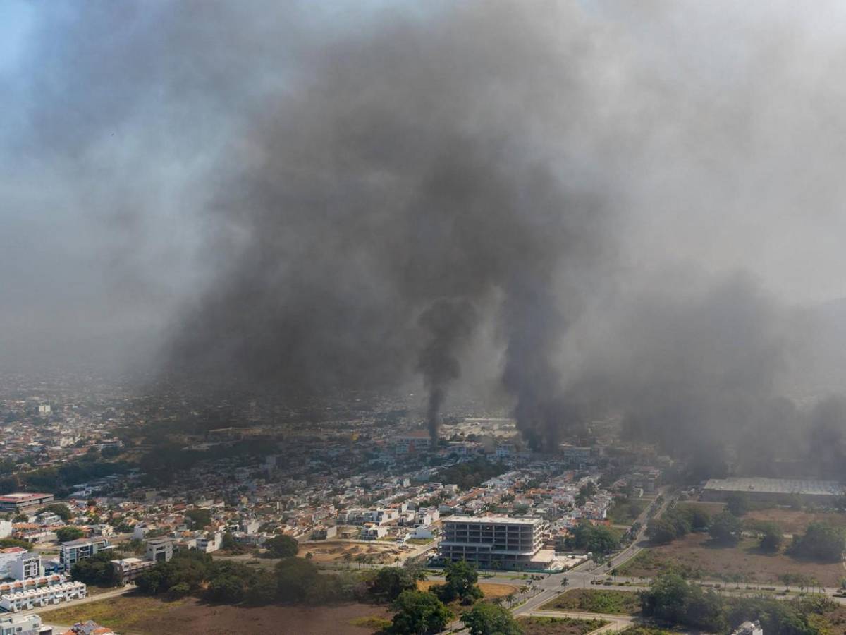 El caos que vivió por 12 horas Puerto Vallarta tras caída de El Mencho