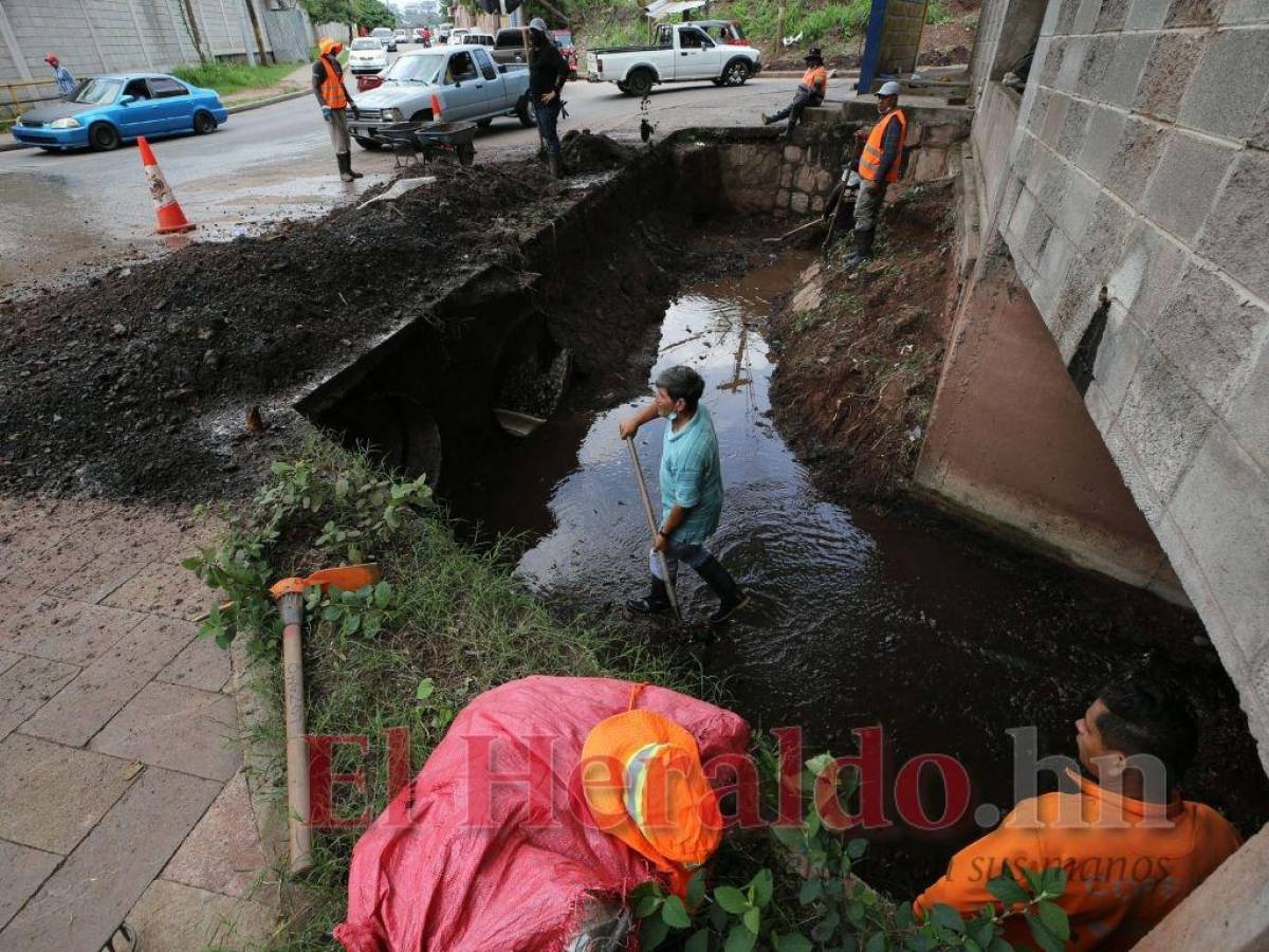 Se mantienen trabajos de limpieza del sistema de drenaje pluvial y jornadas de aseo en los mercados de la ciudad.