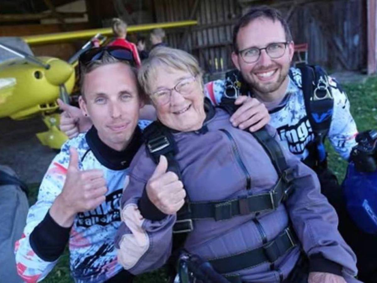 Rut Larsson, la mujer de 103 años que saltó en paracaídas en Suecia