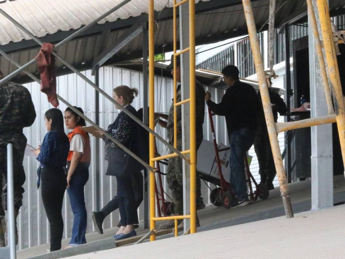 Inicia la esperada descarga de maletas electorales en Centro Logístico del CNE