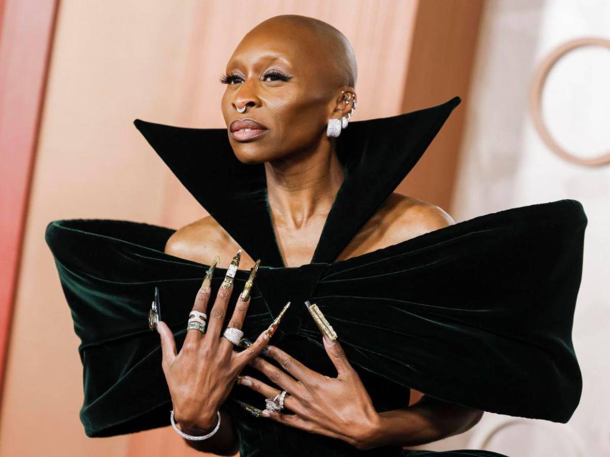 Ariana Grande y Cynthia Erivo impactan con sus looks en los Premios Oscar