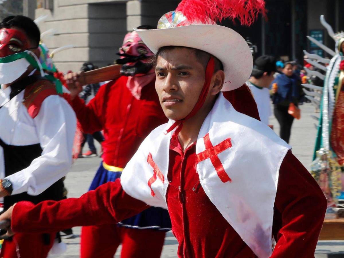 Entre rezos y promesas llegan peregrinos al templo de la Virgen de Guadalupe