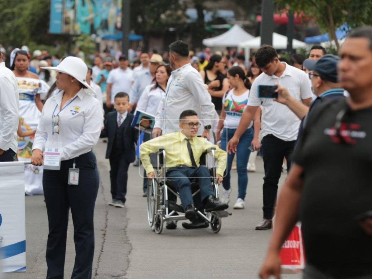 Ambiente patrio se vive en la capital durante desfiles 2026