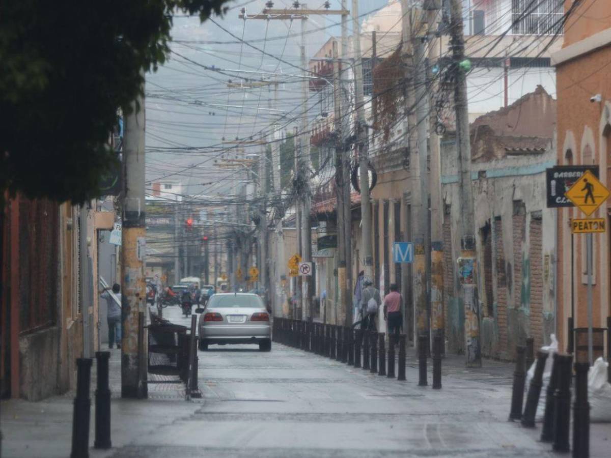 Con lluvias, así amaneció la capital este martes por frente frío