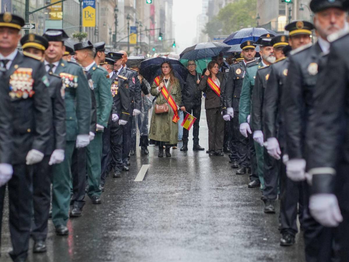 Bajo la lluvia, España y Latinoamérica llenan de color la Quinta Avenida de Nueva York
