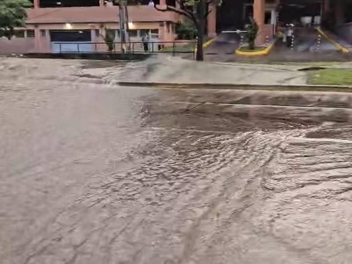 Media hora de lluvia colapsa calles y provoca caos vial en San Pedro Sula