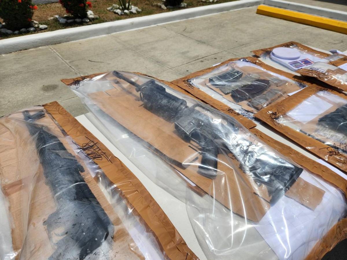 Armas de guerra y hasta pistola mata policías decomisan en La Lima, Cortés Armas de guerra y hasta pistola mata policías decomisan en La Lima, Cortés