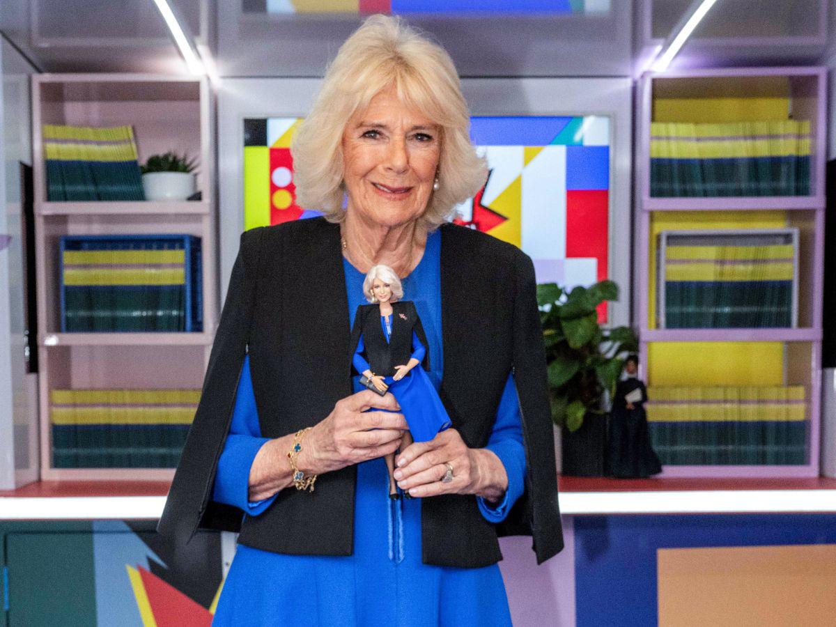 Reina Camila recibe una Barbie a su imagen y semejanza