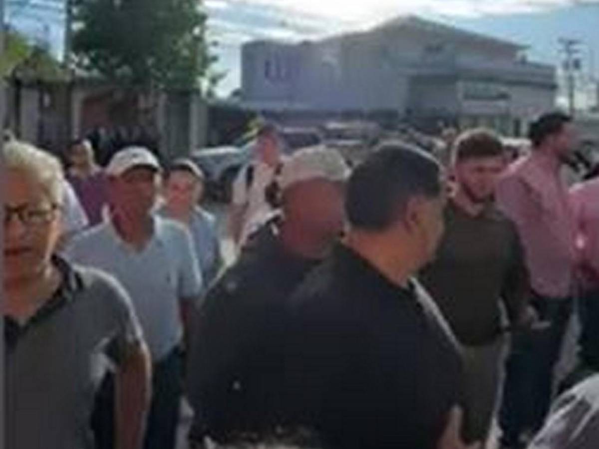 Roberto Contreras golpea portón de centro de votación que tardó en abrir urnas