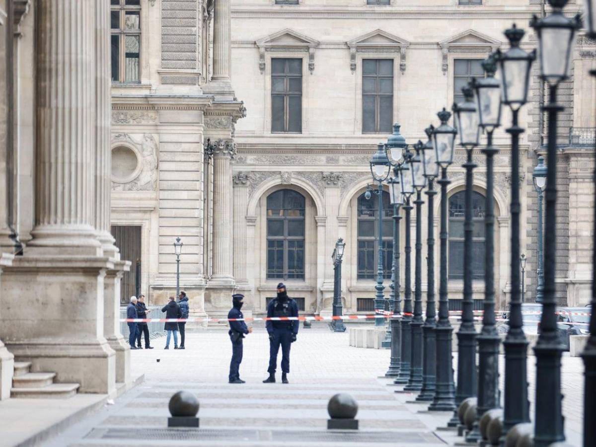 Cuatro ladrones y siete minutos: Lo que se sabe del robo de joyas de la corona francesa en el Louvre
