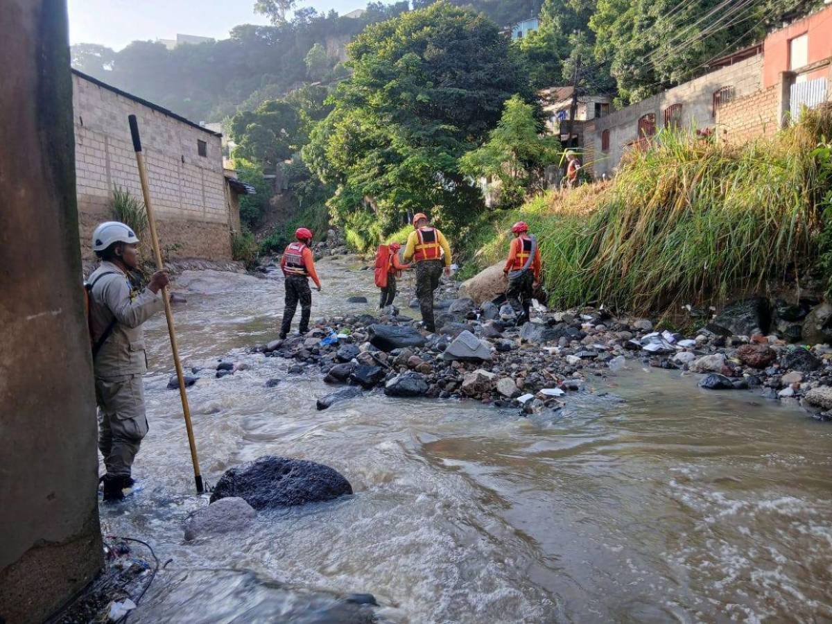 Así fue el dramático hallazgo de uno de los niños arrastrados por quebrada en la Cantarero López