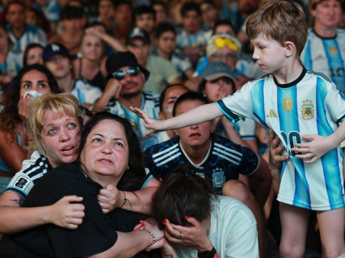 Argentinos salen a las calles a agradecer a su selección pese a la derrota ante España
