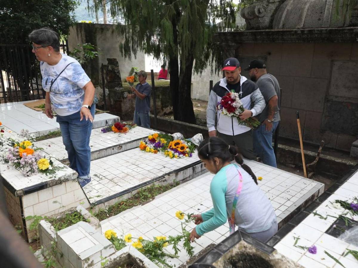 Flores y recuerdos: capitalinos coronan a sus difuntos en el Cementerio General