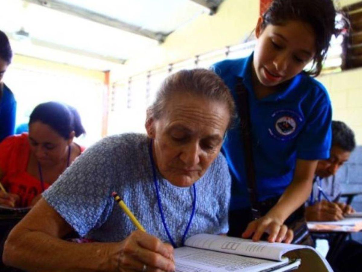 A medio millón de personas deben alfabetizar en menos de dos años en Honduras